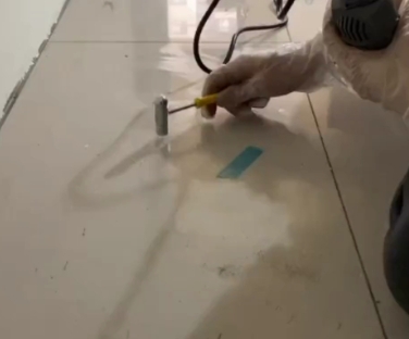 龙圩瓷砖开裂维修公司专业分享瓷砖在铺贴前如果没有沥干水分，将会导致以下问题